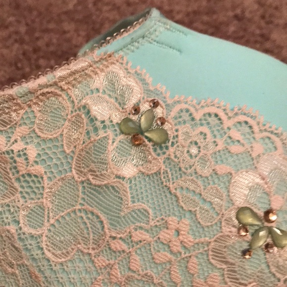 Victoria’s Secret Bra - Picture 2 of 4